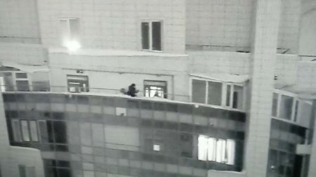 Спасение мужчины от прыжка с 24-го этажа попало на видео в Астане 