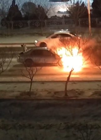 В Актау на дороге загорелся автомобиль