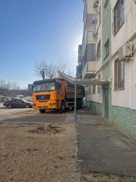 В Актау рабочие скидывали строительный мусор из окна пятого этажа жилого дома