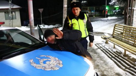 В Алматы задержали двух мужчин с оружием в нетрезвом состоянии