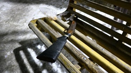 В Алматы задержали двух мужчин с оружием в нетрезвом состоянии