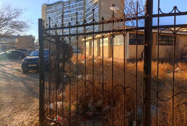 В мусорной западне: чиновники не могут навести порядок в центре Актау