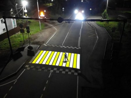 На трассах Атырауской области установили проекционные "зебры"   