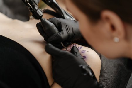 Могут ли в Казахстане уволить с работы за татуировки и пирсинг?