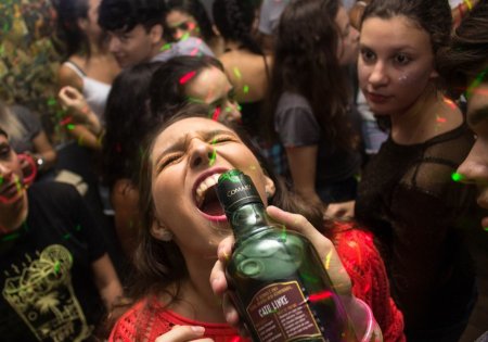 Специалист разъяснил стадии алкоголизма: «Зависимость вызывают и пиво, и шампанское»