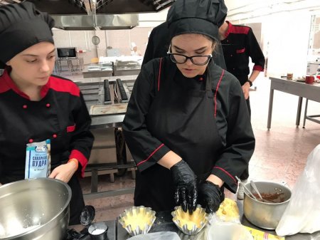 Мастера с юности: студенты колледжа туризма в Актау стали выпускать хлебобулочные и кондитерские изделия