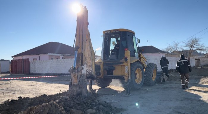 В селе Кызылтобе ведутся работы по установке наземного газопровода