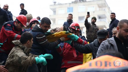 Землетрясение в Турции: число погибших превысило 900 человек 