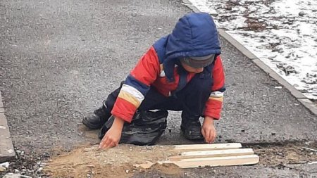 Шестилетний мальчик самостоятельно заделал яму на тротуаре в Талдыкоргане