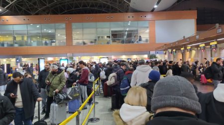 "Просим помощи посольства!" Десятки казахстанцев застряли в аэропорту Стамбула 