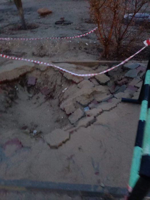 Пешеходная дорожка развалилась в 27 микрорайоне