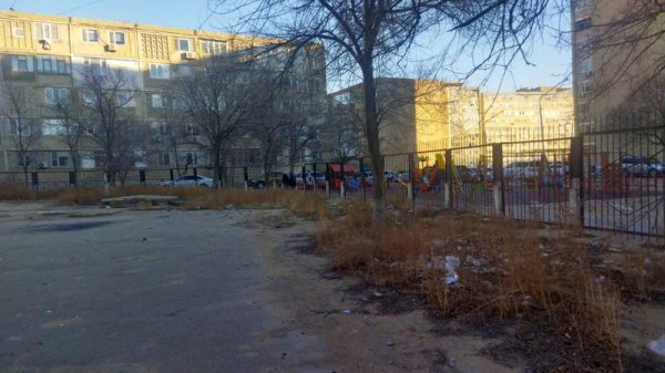 В свалку превратилась территория медколлежда в Актау