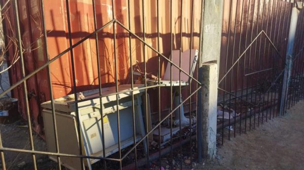 В свалку превратилась территория медколлежда в Актау