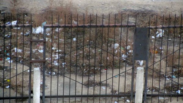 В свалку превратилась территория медколлежда в Актау