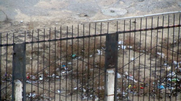 В свалку превратилась территория медколлежда в Актау