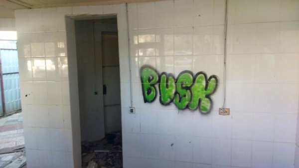 В свалку превратилась территория медколлежда в Актау