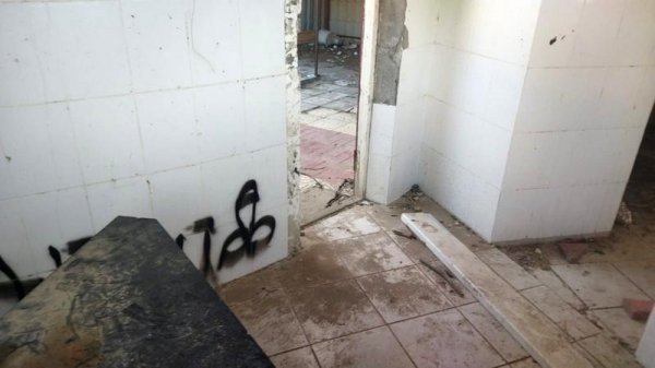 В свалку превратилась территория медколлежда в Актау