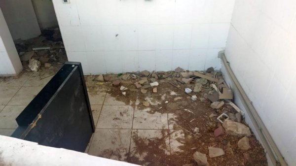 В свалку превратилась территория медколлежда в Актау