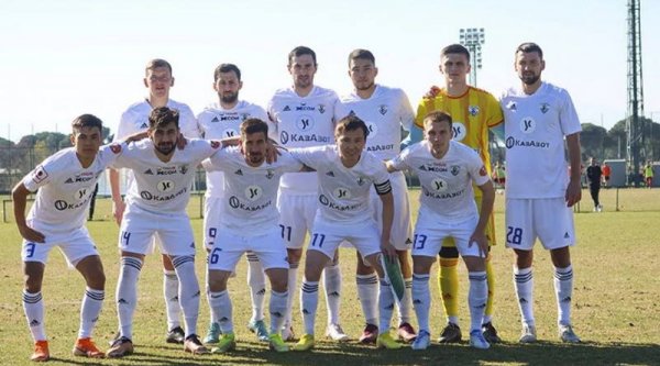 «Каспий» подписал контракт с актаускими футболистами