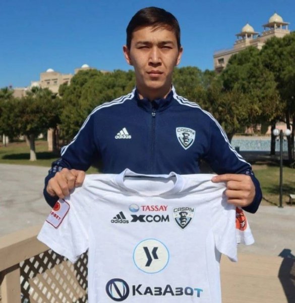 «Каспий» подписал контракт с актаускими футболистами