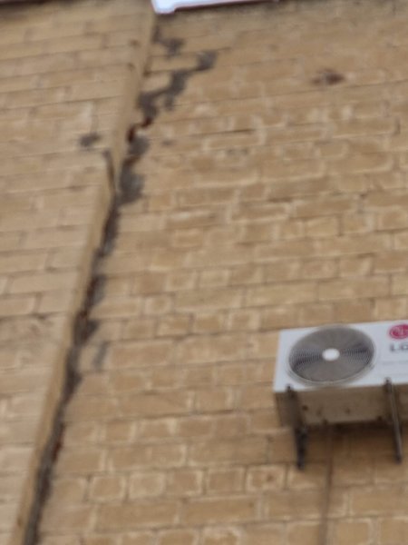 С фасада могут упасть огромные куски бетона: жители дома во 2 микрорайоне Актау пожаловались на бездействие КСК