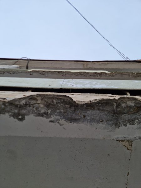 С фасада могут упасть огромные куски бетона: жители дома во 2 микрорайоне Актау пожаловались на бездействие КСК