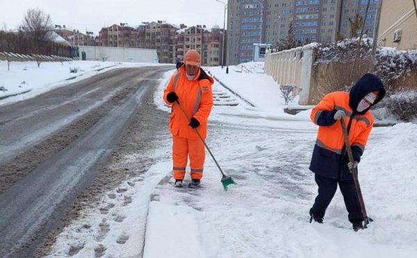 Кто расчищает Актау от снега