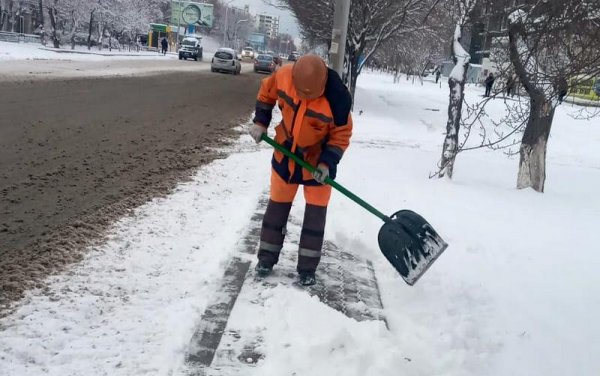 Кто расчищает Актау от снега