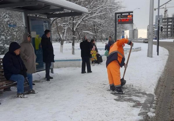 Кто расчищает Актау от снега