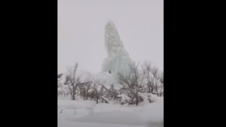 Огромный "ледяной айсберг" вырос из-под земли на окраине Караганды 