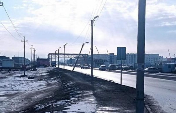 Столб повис над дорогой в Актау