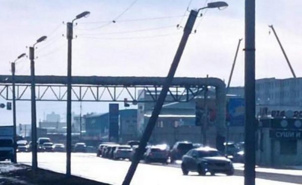 Повис над дорогой: рабочие убрали опасный столб в Актау