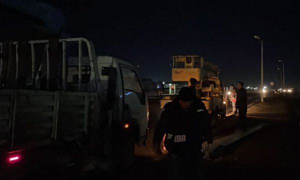 Повис над дорогой: рабочие убрали опасный столб в Актау