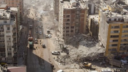 Число погибших после повторного землетрясения в Турции растет 