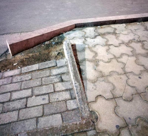 Бордюр в центре Актау стал преградой для пешеходов