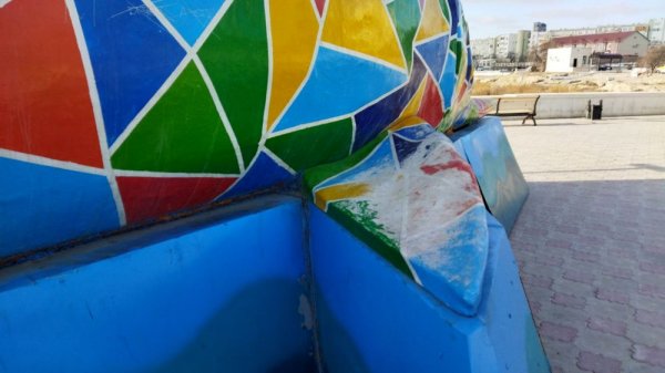 Осетр «гниет» на набережной Актау