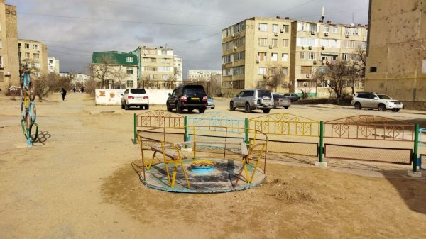 «Рожки да ножки»: детскую площадку просят привести в порядок в Актау