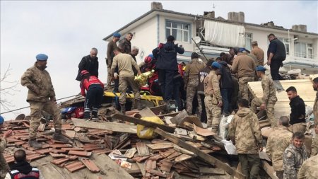 Новое землетрясение в Турции: пострадали более 100 человек 