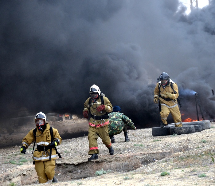 Актауские спасатели оттачивали профессиональные навыки на огневой полосе