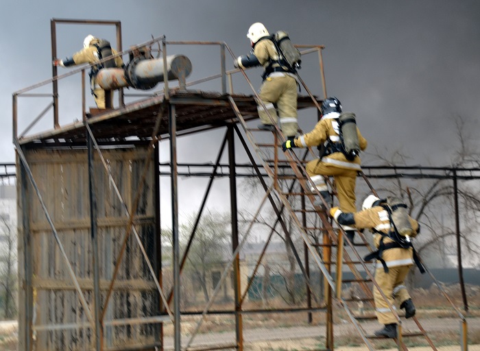 Актауские спасатели оттачивали профессиональные навыки на огневой полосе