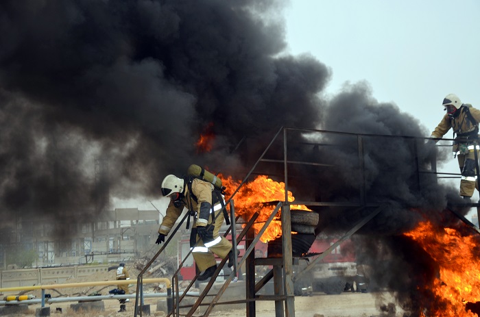 Актауские спасатели оттачивали профессиональные навыки на огневой полосе