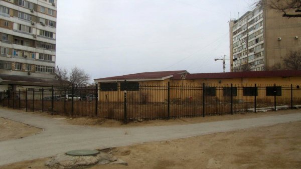 Проблема с мусором в центре Актау до сих пор не решилась