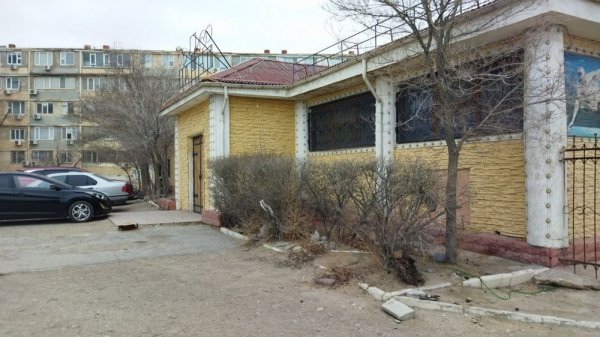 Проблема с мусором в центре Актау до сих пор не решилась