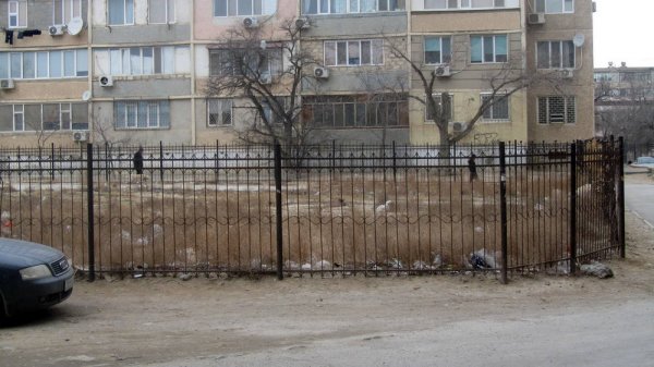 Проблема с мусором в центре Актау до сих пор не решилась