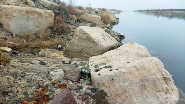 В свалку превратили территорию у водозаборного канала в Актау