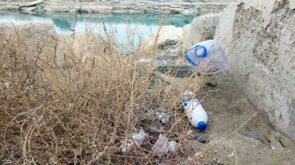 В свалку превратили территорию у водозаборного канала в Актау