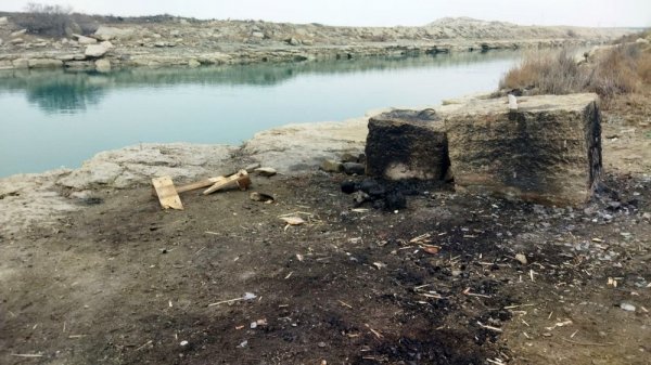В свалку превратили территорию у водозаборного канала в Актау