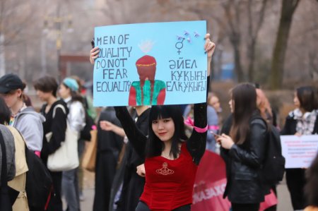 В Алматы состоялся феминистский митинг: с какими лозунгами выступили участницы 