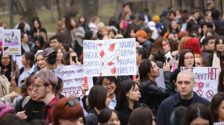 В Алматы состоялся феминистский митинг: с какими лозунгами выступили участницы 