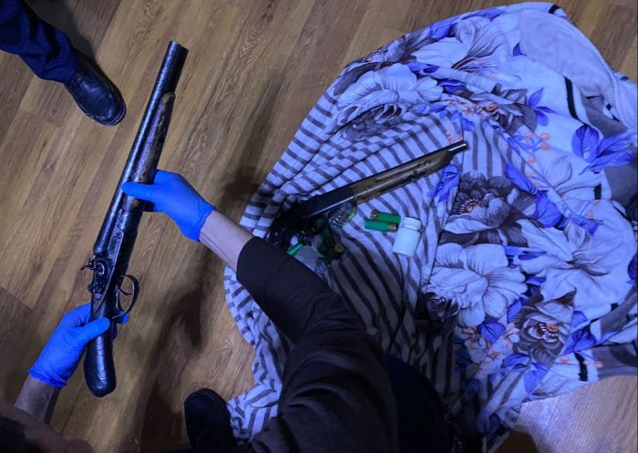 Подозреваемую в вымогательстве преступную группу задержали в Мангистау с боевым оружием